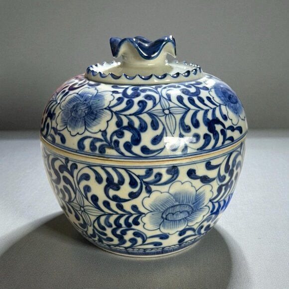 Blue & White Porcelain Lidded Ginger Jar Tea Caddy Floral Vine Design Decorative - Picture 2 of 5